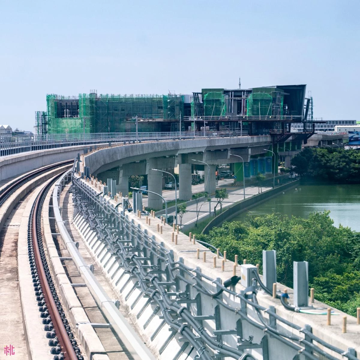 桃園捷運「棕線」規劃 7 個上車地點:BRH01 桃園車站、BRH02 萬壽路二段(市立體育場附近)、BRH03 萬壽路二段與大同路路口附近、BRH04 萬壽路二段與華美街路口附近、BRH05 桃園市龜山區東萬壽路與寶石街路口附近、BRH06 萬壽路一段與龍華街路口附近,以及 BRH07 新北市新莊區中正路(新莊機廠前),同時,串連台北捷運中和新蘆線迴龍站(O21)。