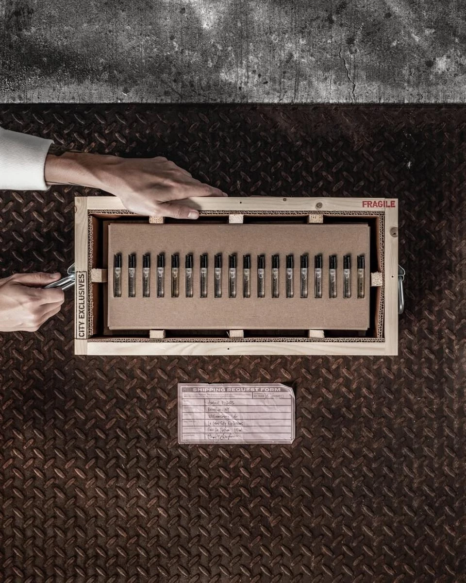 Le Labo 的 Tabac 28(邁阿密限定)是城市限定系列中最具「個性」與「性感氣場」的一款。它之所以能成為人氣香氛,不只是因為氣味濃郁迷人,更因為它完美捕捉了邁阿密的靈魂——熱情、夜色、煙草與海風共存的感覺。開場是溫暖的菸草香,略帶濕潤與甜感,隨後木質調浮現出乾淨的深度,最後留下一種柔滑、性感的皮革氣息,宛如置身邁阿密夜晚的爵士酒吧。
