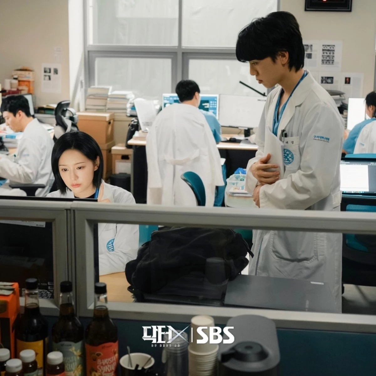 《Doctor X》由李正林導演執導、編劇邊成根執筆。李正林過去的代表作包括張娜拉主演的《VIP》、金泰梨主演的《惡鬼》，以及 Netflix《你旁觀的罪》，如果看她過去的作品，可以發現她擅長描寫表面平靜、內部卻逐漸崩壞的人際關係與組織結構，尤其是 2023 播出的《惡鬼》更掀起全民追劇潮。