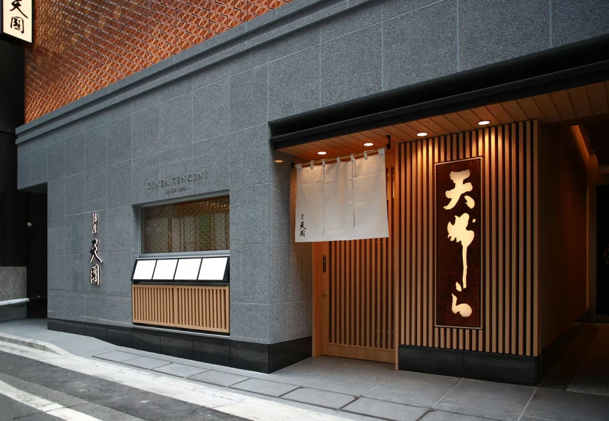 銀座天國創業於明治18年(1885年),歷經五個日本年號的演進,始終堅持「料理人精神」,專注天婦羅技藝的傳承並融入創新,塑造了經典而不陳舊的品牌形象。