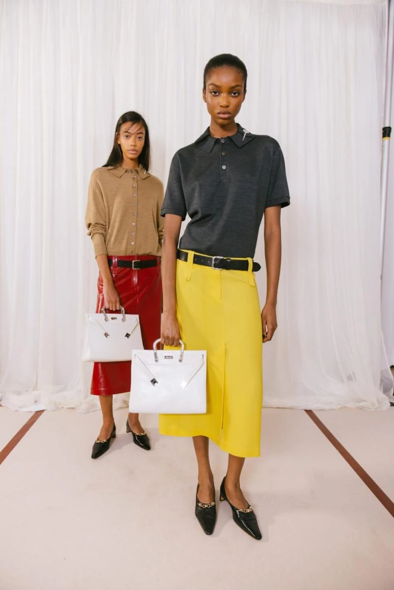 隨著低腰風潮的回歸，Tory Burch 本季亦在多套造型中下移腰線。