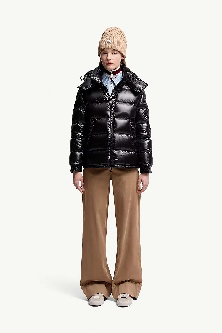 年過七十的Moncler,幾乎就是把羽絨外套送進精品殿堂的關鍵品牌,短版輪廓是Maire最迷人的地方,不僅能拉高腰線,也讓羽絨外套擺脫臃腫印象,特別適合搭配高腰褲、寬褲或長裙,輕鬆完成都會感穿搭。連帽設計兼顧實穿與造型,即便不刻意搭配,也能自然穿出一貫的時髦氣場。(價格:NTD69,300)