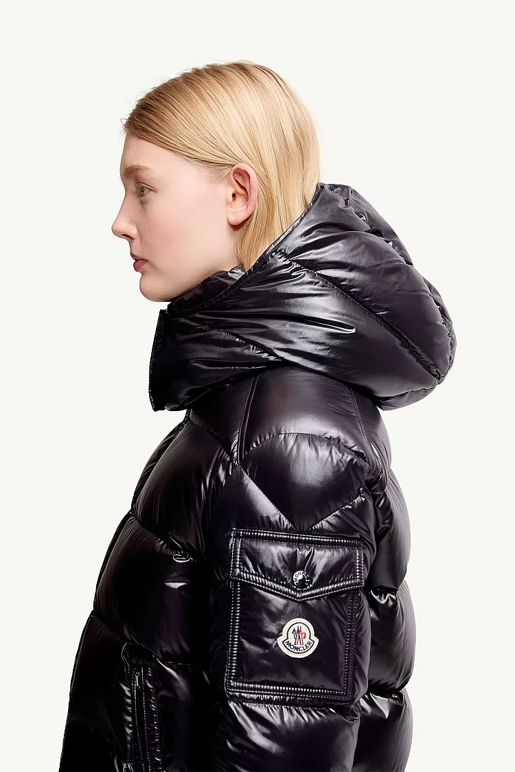 年過七十的Moncler,幾乎就是把羽絨外套送進精品殿堂的關鍵品牌,短版輪廓是Maire最迷人的地方,不僅能拉高腰線,也讓羽絨外套擺脫臃腫印象,特別適合搭配高腰褲、寬褲或長裙,輕鬆完成都會感穿搭。連帽設計兼顧實穿與造型,即便不刻意搭配,也能自然穿出一貫的時髦氣場。(價格:NTD69,300)