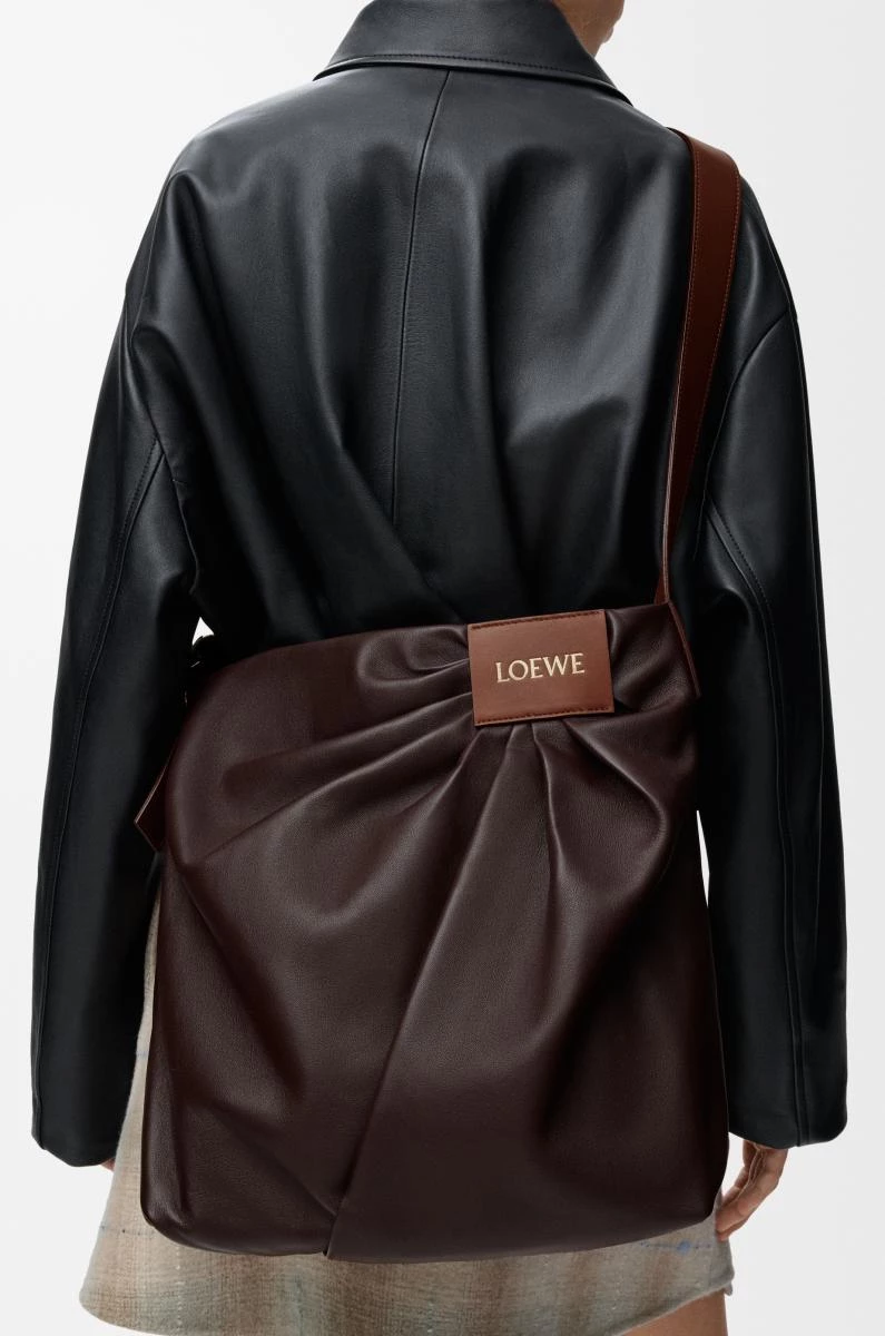 在近日品牌推出一款名為「Draped tote」的大包，包身上運用抓皺的外型加上品牌皮標點綴