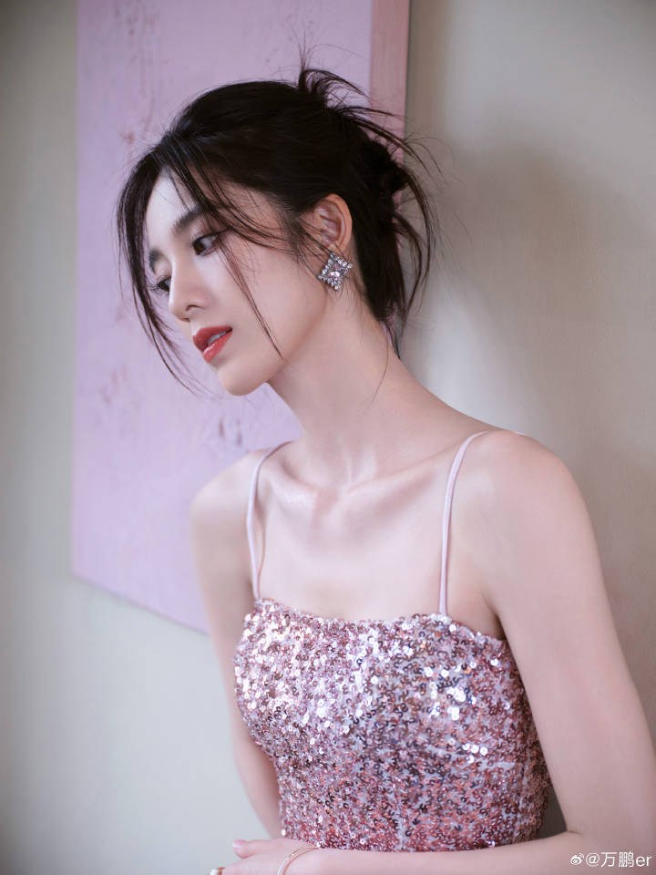 喬琳同款「職場包頭」造型5：鬚鬚感花瓣包頭