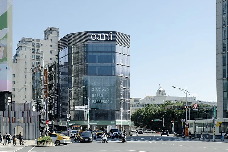 Oani綠洲選擇落腳在西門町，是個大膽又極其聰明的決定，因為它不以「隔絕城市」為目標，而是以細膩的方式重新定義「城市中的安靜」。