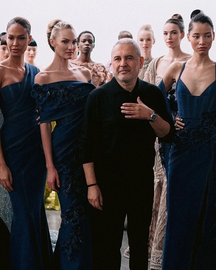 Elie Saab 出生於1964年的黎巴嫩，自小便對藝術與服裝設計展現高度熱情，1982年就在貝魯特開設第一間訂製服工作室。憑藉極致奢華、細膩刺繡與優雅輪廓，他很快在當地名門與中東皇室之間打響名號。從黎巴嫩出發、在巴黎發光，Elie Saab 也被譽為「把中東浪漫帶進歐洲高級時裝殿堂」的代表人物。