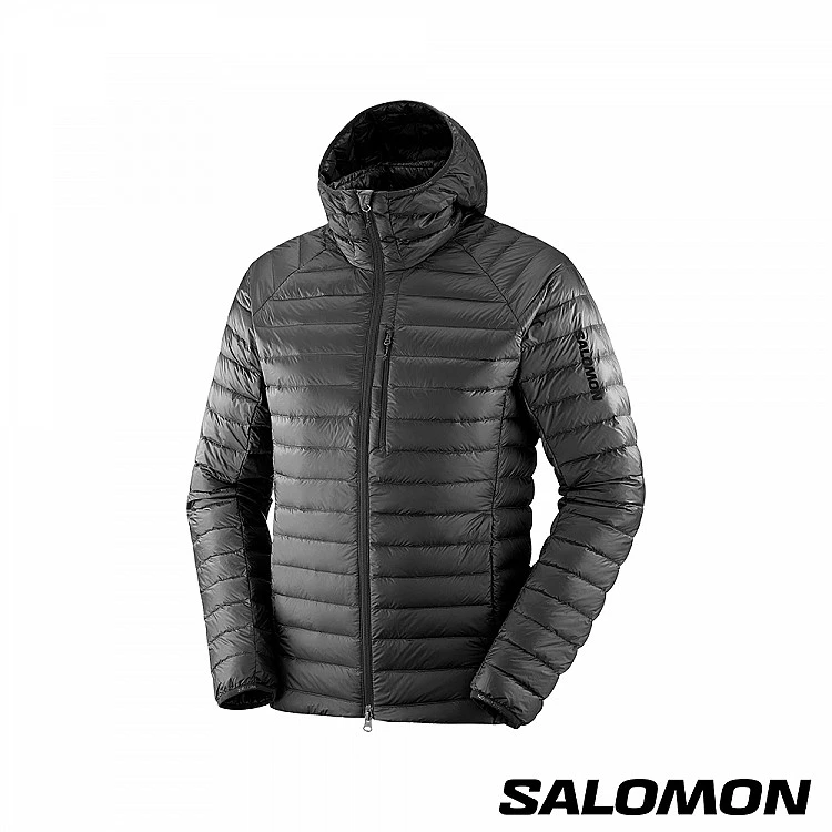 近年在潮流與機能圈聲勢暴漲的 Salomon，早已不只是跑山與越野玩家的專屬品牌，這件Exilir Micro羽絨外套把「高端機能」成功轉譯成日常可穿的代表作，採用 800蓬鬆度鵝絨填充，以輕量化結構設計，保暖力強卻不厚重，是一件能同時滿足「機能控」與「日常穿搭派」的黑色羽絨外套。（價格：NTD15,800⭢9,480）