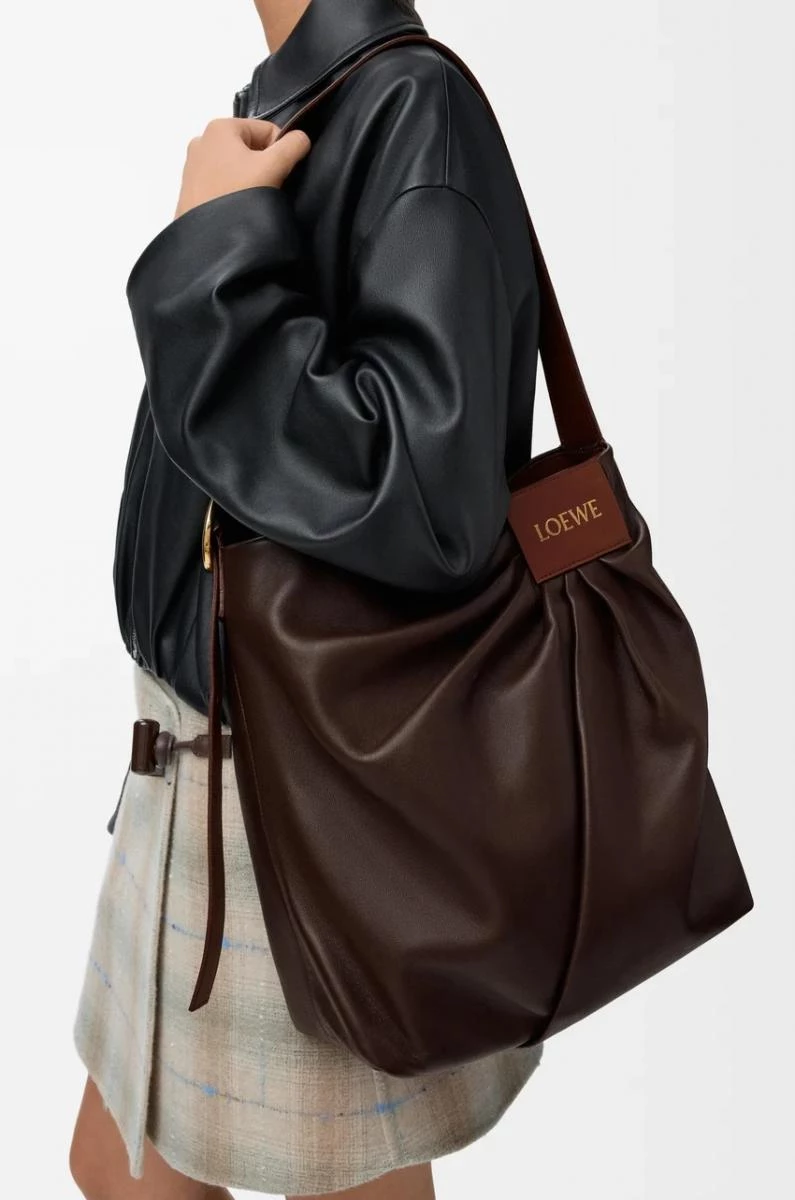 端看 Loewe 推出的包，不管是經典的 Puzzle，還是水桶包端看 Loewe 推出的包，不管是經典的 Puzzle，還是水桶包 Balloon，又或是小方包 Amazona，皆以實用為首