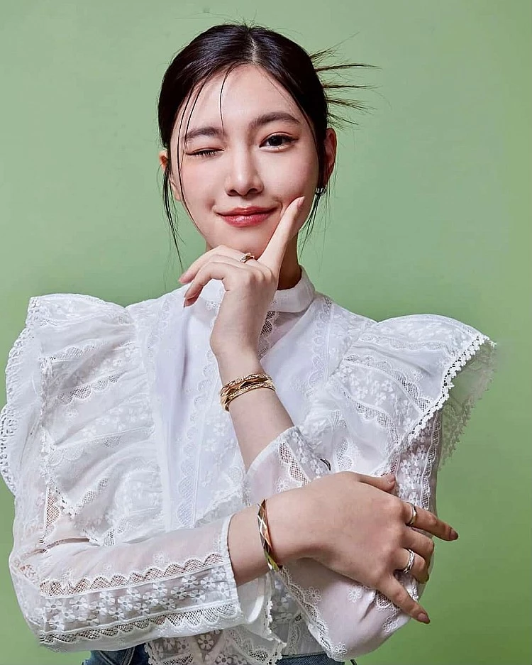 資深演員李㼈的女兒 Purple 李紫嫣,2020 年透過六人女團 PER6IX 出道後,便以超高顏值與出眾氣質引起關注,推出幾張 EP 後決定轉戰影劇圈,近日首部主演的電影《突破:三千米的泳氣》即將上映。