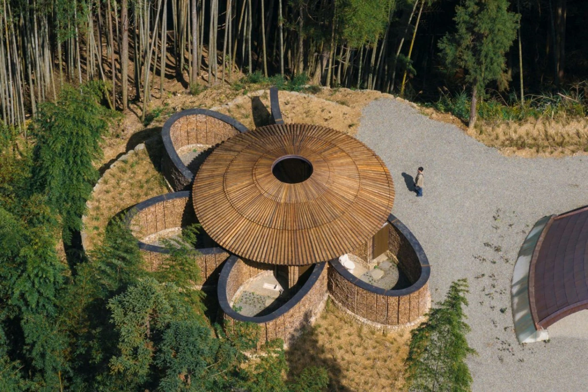 石壁休閒遊憩區為全台首座森林療癒基地,並獲得台大實驗林團隊長時間監測與研究的認可。在「大藏規劃設計有限公司」與「常民居構築工程有限公司」的共同建構下,園區劃分為大眾區與寂靜區:大眾區提供一般遊客使用;寂靜區則營造較為靜態的內在探索空間,成為現代人遠離喧囂的療癒旅行景點之一。園區鼓勵遊客透過與自然環境的連結,反思並梳理內心深層的情感。