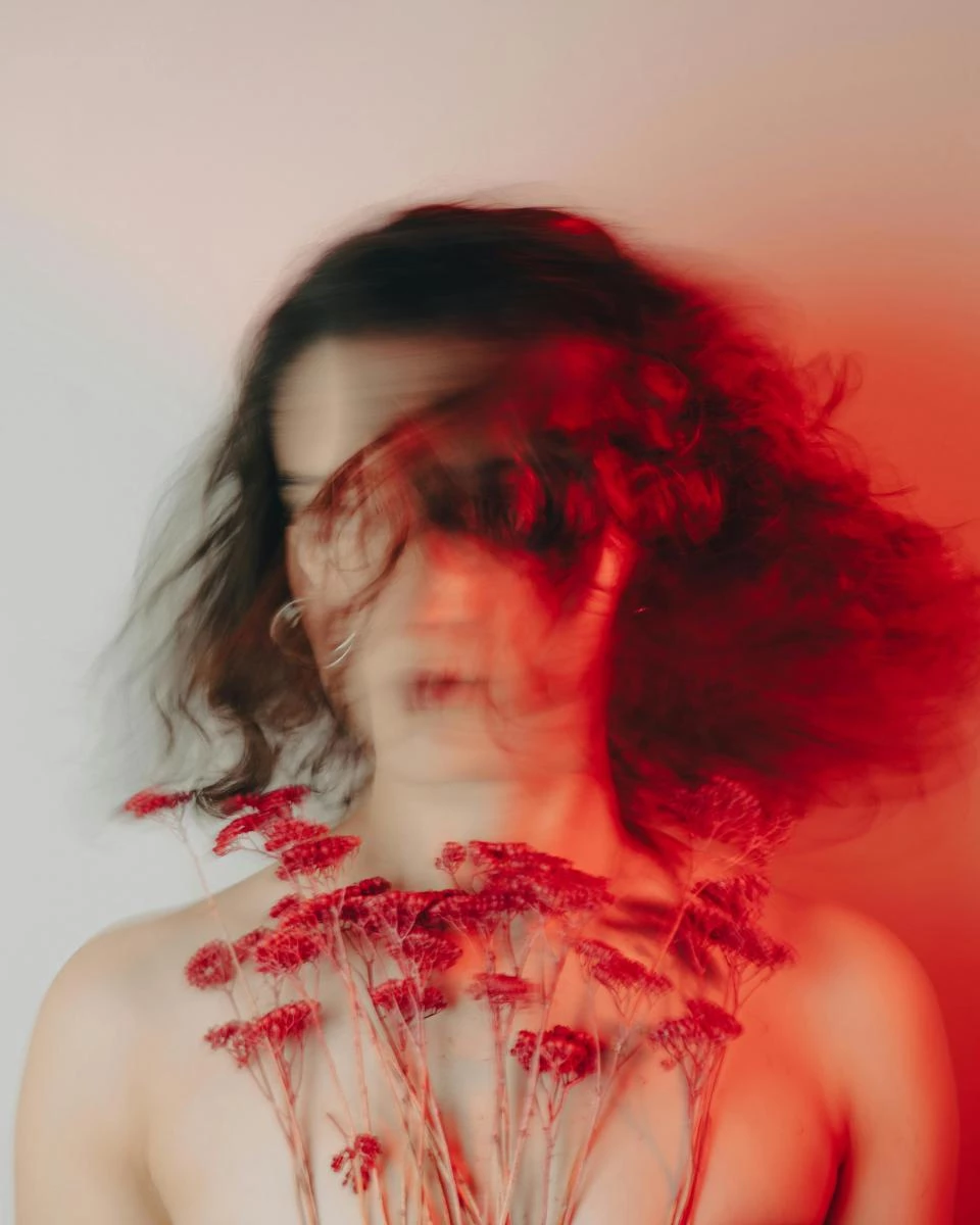 從科學與美感兼具的角度看,「桃花妝」其實是情緒感染力的放大器。