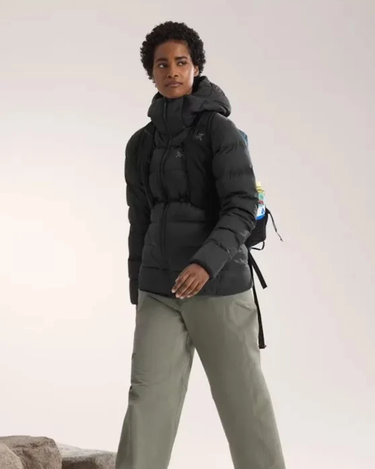 有著「始祖鳥」之稱的 Arc'teryx，來自冷起來毫不留情的加拿大，是無數 Outdoor迷心中的神級品牌。若是追求「真正能上山、規格毫不妥協」的黑色羽絨外套，那這一款 Thorium Hoody幾乎是經典不敗款，內填 750蓬鬆度歐洲鵝絨，並通過 RDS 認證，特別適合冷天的山區活動與長時間戶外行程。（價格：NTD21,800⭢NTD18,530）