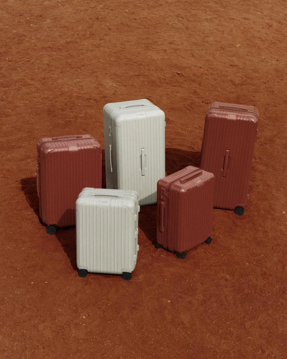 若說世界上有哪個品牌能把「行李箱」變成一種態度,Rimowa 一定名列前茅。它不只是一件旅行器物,而是一種生活方式,代表著可靠、堅固、俐落,甚至是一種內斂的奢華。從1898年的木製旅行箱、1937年鋁鎂合金革命,到2000年首創全球第一個聚碳酸酯行李箱,Rimowa 的歷史,本身就是一場跨越百年的工藝進化。而2025年秋冬,品牌更以大地為靈感推出全新季節色「Terracotta 赤陶色」與「Clay 灰礫色」,低飽和卻極具質感,彷彿把自然光影與土地紋理封存進箱身之中。本篇,就讓我們以6個亮點,重新理解 Rimowa 如何成為「行李箱王者」,並率先看見新色的迷人之處。