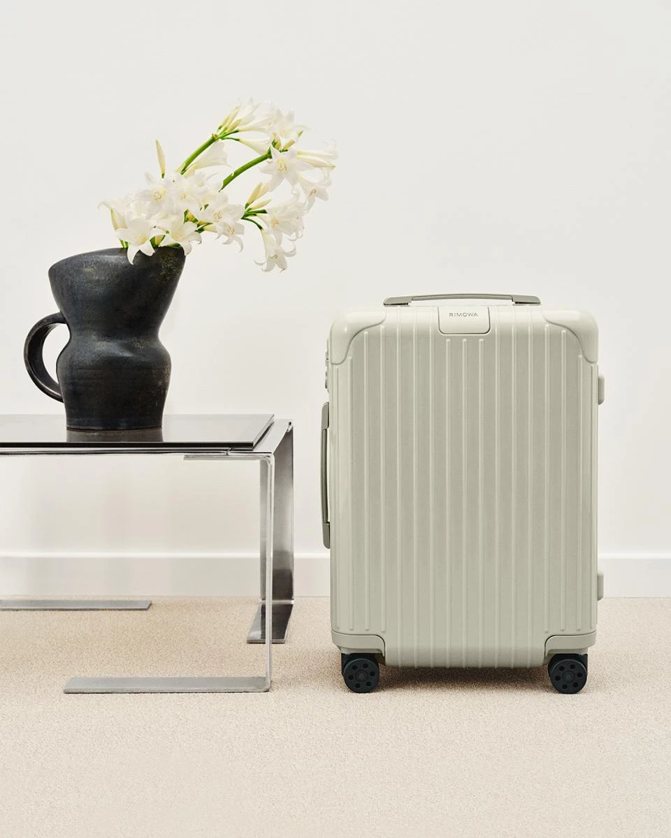 Rimowa 是少數在時尚潮流快速更迭的時代裡,始終保持冷靜的品牌。它從不刻意追求花俏,而是以極簡線條、俐落凹槽與高耐用材質奠定經典。這份「不盲從潮流」的性格,反而讓它顯德更加耐看。近年許多品牌推出限量色、表面圖案或聯名款時,Rimowa 也會跟上,但核心設計從未改變——那種辨識度極高的溝槽,是工業美學與品牌精神的完美象徵。旅行是一趟又一趟長路,行李箱注定要被摔、被拖、被推。Rimowa 的工藝哲學就是:你可能會改變旅行目的地,但你的行李箱不該因使用而失去完整性。因此他們使用的鋁鎂合金、聚碳酸酯與德國工藝標準,都是為了讓產品越久越有味道。百年以來,品牌把時間當成檢驗,而不是噱頭。這是它能屹立不搖的原因。