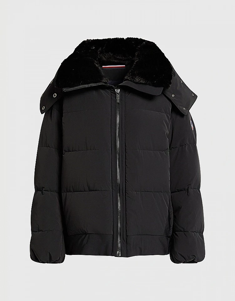來自法國的 Fusalp 以滑雪服起家,對保暖度、剪裁與活動機能的要求向來極高,更在 1960 年代推出世界第一款合身剪裁滑雪褲,直接改寫滑雪服的設計史。特別值得一提的是,Fusalp 並不只是機能強,對「顯瘦」這件事也很有一套——可調節腰帶設計能自然勾勒身形,讓羽絨外套不再只是厚重,而是帶有精品感的修身比例。(價格:USD701.25,約NTD22,001)