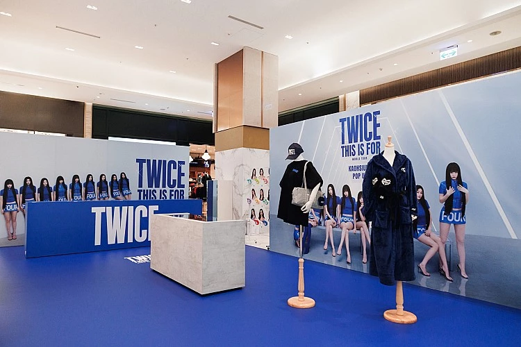 今年適逢 TWICE 出道 10 週年，她們不只推出 10 週年特別專輯 《TEN: The Story Goes On》，並啟動「THIS IS FOR」全球巡迴演唱會， 11 月 15 日起，也搶先於高雄驚喜祭出限定巡迴快閃店「TWICE WORLD TOUR POP-UP STORE IN KAOHSIUNG」，為 ONCE 帶來最限量的巡迴周邊、時尚單品與精緻收藏品。