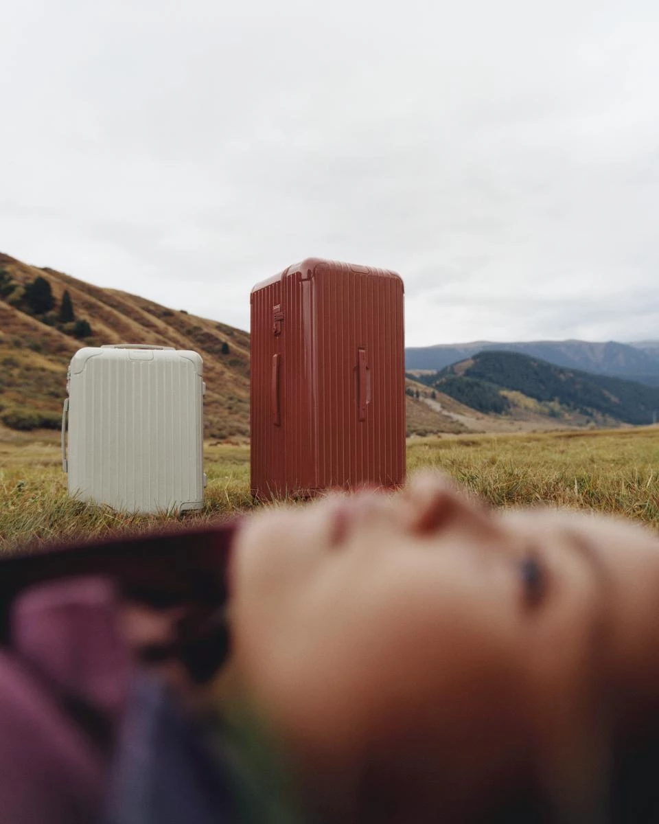今年最讓編輯感到驚喜的,就是 Rimowa Essential 系列推出的兩款季節色——Terracotta 赤陶色與 Clay 灰礫色。靈感源自大地景色:龜裂土地、陶土山脈、湖畔倒影與曬過太陽的紅土。這兩款顏色都偏低飽和,但呈現出截然不同的氣質。