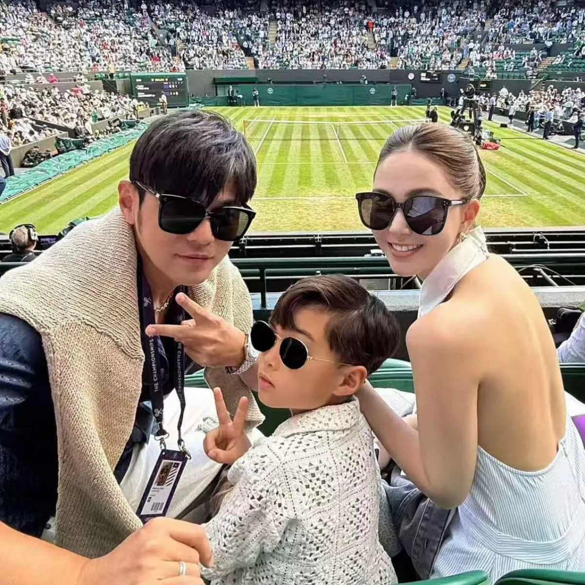 周杰倫在與昆凌交往多年後於 2014 年登記結婚,2015 年 1 月在英國盛大舉行世紀婚禮,同年迎來長女 Hathaway、2017 年迎來兒子 Romeo、2022 年再添小女兒 Jacinda,兩位夫妻時常在社群分享親子旅行、畫畫與音樂互動,並先後為三位小孩創作〈前世情人〉、〈粉色海洋〉、〈女兒殿下〉等帶有父愛投射的歌曲,絕對是演藝圈中眾所皆知的兒子與女兒傻瓜!