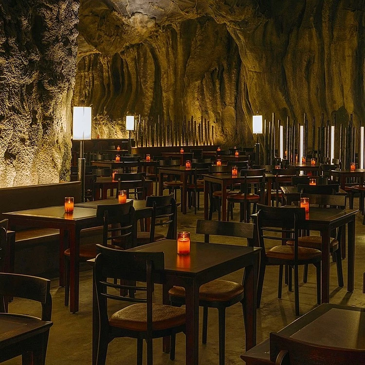 園區還有亞洲首家洞穴餐廳「Cavern Restaurant」!以馬來西亞砂拉越的姆魯洞穴為靈感,打造長達 200 公尺的人工洞穴,並穿插大量的人工鐘乳石造景以及水晶吊燈,打造氛圍感滿滿的夢幻餐廳。