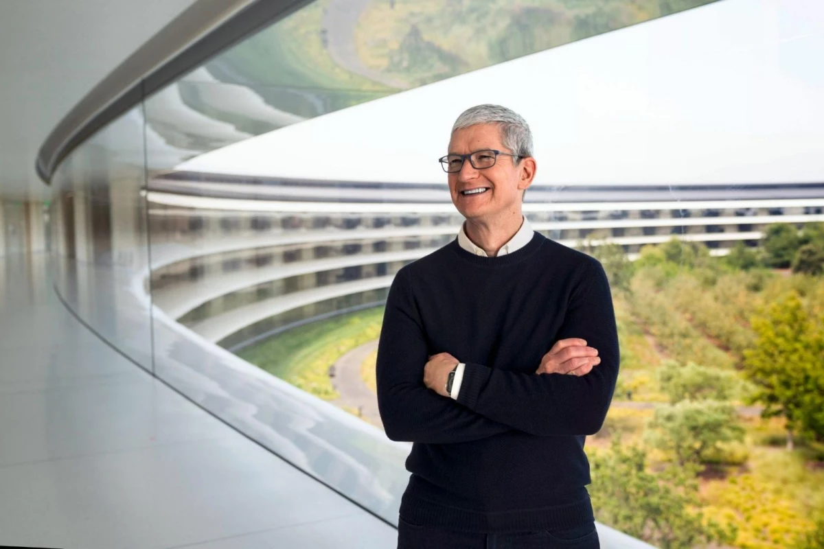 自 2016 年起,蘋果執行長提姆・庫克(Tim Cook)擔任 Nike 首席獨立董事,協助品牌面對營運挑戰與人事決策。近日,他斥資約 300 萬美元(約新台幣 9,416 萬元),加碼買進 Nike 股票,使其個人持股數量幾乎翻倍,總計持有約 10.5 萬股 Nike 股票;若以每股約 60 美元(約新台幣 1,883 元)計算,總市值約 630 萬美元(約新台幣 1.98 億元)。這筆投資金額對庫克而言或許不算龐大,但在市場解讀上,其象徵意義遠大於實際數字。
