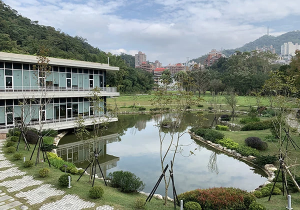 值得一提的是，圖書館的旁邊還有一座「湖濱悅讀小屋」，透過湖畔與光影的轉換，讓這一棟兩層建築，多了一抹詩意。
