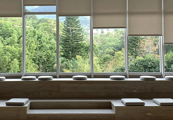 三面採光的面湖景緻，色澤溫柔的木製桌椅，為閱讀帶來不同的感受。除了室內的閱讀空間，能眺望到湖畔美景，這裡，也鼓勵讀者帶著一本書，走到室外，漫步於池畔的青青草坪，透過空間的串連，打造豐富的閱讀體驗，不單單停於室內。