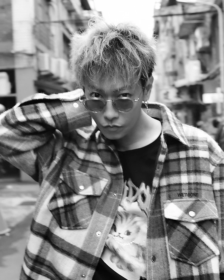 以《神劍闖江湖》、《戀愛可以持續到天長地久》、《First Love 初戀》、《玻璃之心 Glass Heart》…等熱播作,成為日劇一線男神的佐藤健,睽違多年帶著樂團「TENBLANK」展開亞洲巡迴,首站就獻給台北,佐藤健在會後當起稱職觀光客,在富錦街、迪化街、中山悠閒漫步,並於社群釋出一系列台灣感性照,親民表現再次圈了一大票粉。