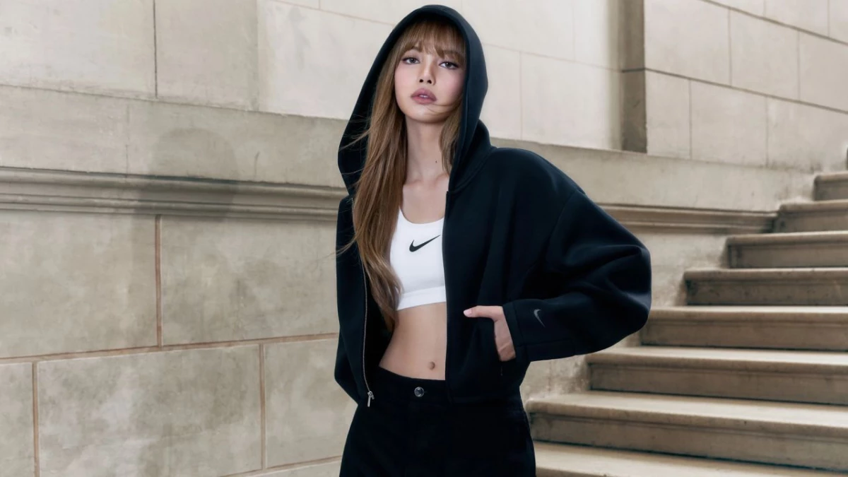在庫克增持 Nike 股票後,Nike 隨即宣布 BLACKPINK 成員 Lisa 加入品牌家族,成為新任代言人。這是繼去年 10 月品牌簽下 Aespa 成員 Karina 後,再度攜手 K-Pop 歌手展開合作。對此,Lisa 表示:「時尚是我展現個人特色與建立自信的一種方式。我希望鼓勵世界各地的女性,勇敢展現自我,並透過穿著,自信地做自己。」Nike 也期待透過此次合作,啟發更多人。