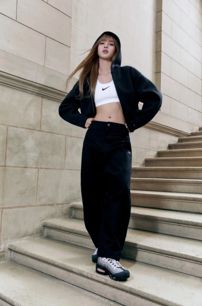 在庫克增持 Nike 股票後,Nike 隨即宣布 BLACKPINK 成員 Lisa 加入品牌家族,成為新任代言人。這是繼去年 10 月品牌簽下 Aespa 成員 Karina 後,再度攜手 K-Pop 歌手展開合作。對此,Lisa 表示:「時尚是我展現個人特色與建立自信的一種方式。我希望鼓勵世界各地的女性,勇敢展現自我,並透過穿著,自信地做自己。」Nike 也期待透過此次合作,啟發更多人。