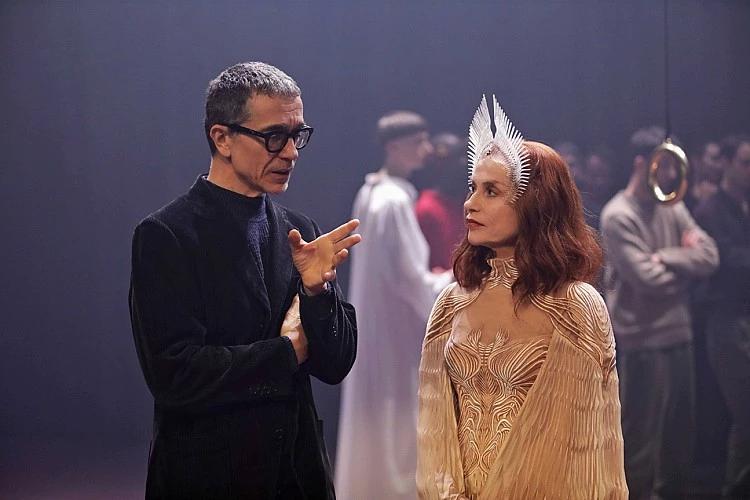 出道超過 50 年、出演超過 120 部電影的資深影后 Isabelle Huppert(伊莎貝・雨蓓)將在下週登台中國家歌劇院。想近距離觀賞這位傳奇演員的戲劇張力,千萬不要錯過!