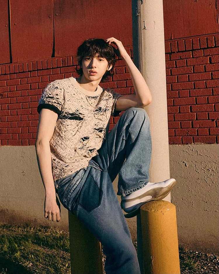 其中近日剛剛滿 18 歲的金主訓，其實在國小便以模特兒身份出道，因為清秀的外型讓他在國中時便收到多家經紀公司的邀約成為偶像練習生，最終受到 BTS 的影響因此選擇進入 Bighit Music，並只靠著經歷一年半的練習生涯便成為 CORTIS 的一員出道。