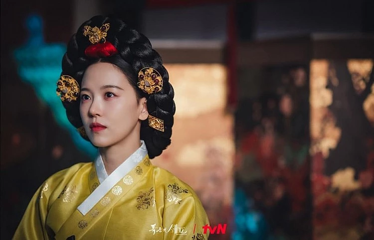 姜漢娜這次在《暴君的廚師》中飾演王的寵姬姜穆珠,甜美的笑容下卻藏滿野心,尤其是最後兩集為了掩滅證據殺掉身邊宮女,冷血的模樣也讓她被譽為今年最強反派教科書。