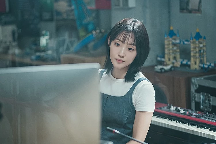 全昭霓這次在在《我們的浪漫電影》中飾演編劇孫朱雅,曾是男二李濬榮的舊愛,以不造作的演技與充滿故事感的眼神,而被譽為是讓人難以忘懷的「最美初戀」。
