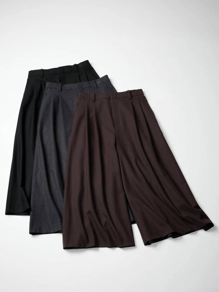 作為本季Uniqlo : C系列率先亮相的重點單品，這款寬褲自上市以來便迅速成為社群熱議焦點。