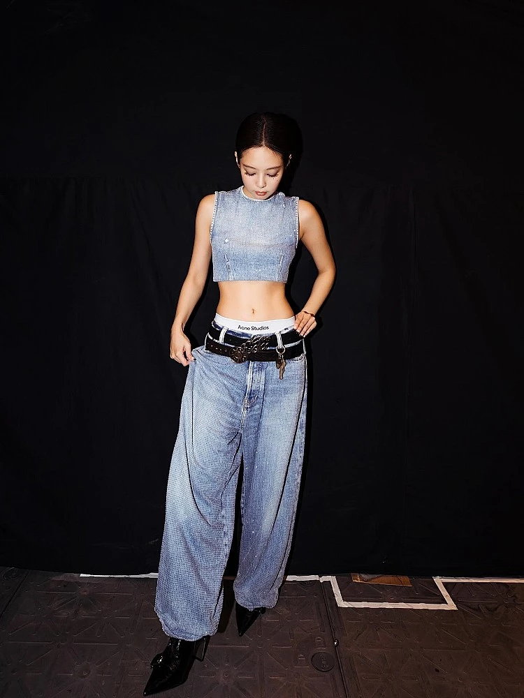 Jennie在雅加達場演唱會穿上Acne Studios,一套亮眼的「水鑽背心+水鑽牛仔褲」閃耀全場,短版剪裁搭配高腰垂墜褲型,展現招牌螞蟻腰,難怪一上身就立刻登上社群討論,Threads上更有網友「全款拿下」Jennie同款!