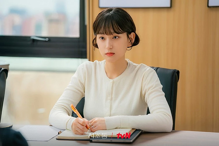 柳惠英這次在《瑞草洞》飾演吃貨律師裴文靜,女大 18 變的外型加上兼具成熟與可愛的魅力也讓她收穫不少人氣。
