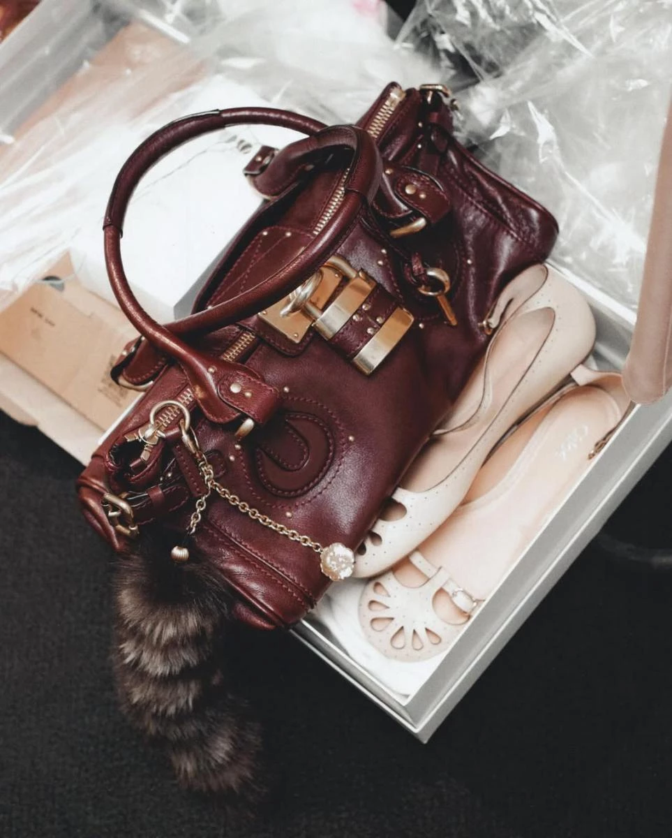 在包袋與皮件類別中,Lyst 年度最受歡迎手袋由 Chloé 的 Paddington 手袋奪得。這款法國時尚品牌於 2005 年推出的標誌性設計,在今年回歸後掀起熱烈討論。全新版本保留柔軟慵懶的輪廓與馬術風格細節,並搭配輕量化金屬鎖扣,重新強化品牌的歷史根基,成為今年最具話題性的配件之一。