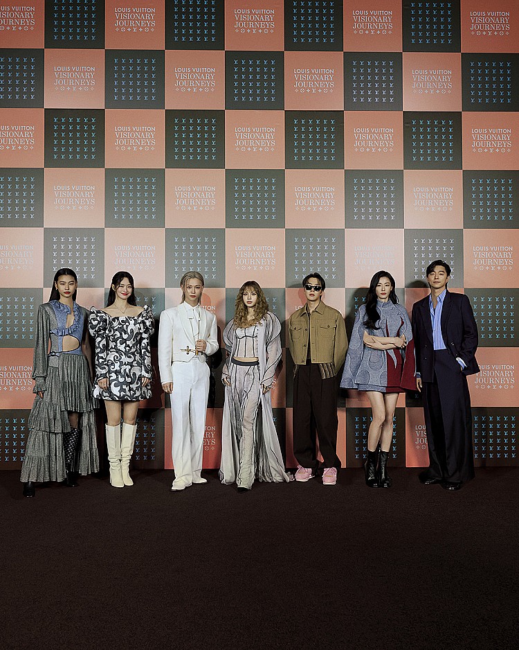 Louis Vuitton再度加大馬力佈局韓國市場，本週於首爾新世界百貨推出LV首爾全新地標 The Place Seoul，以 6 層沉浸式空間打造時裝、展覽、餐飲、限定商品於一體的全新零售體驗，這場盛會更讓BLACKPINK成員Lisa、BTS成員J-hope、Stray Kids成員Felix、全智賢、孔劉、申敏兒、鄭好娟一字排開力挺，在明星效應加持下，成功成為亞洲時尚圈最受矚目的新焦點。