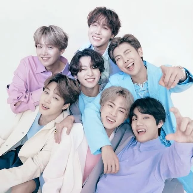 2013 年由 BIGHIT MUSIC 推出的七人男子團體 BTS(防彈少年團),一出道便以超強的舞台魅力加上一首首洗腦神曲吸粉無數,截至目前團體的專輯銷量已超過 3000 萬張,並在 YouTube 累積 13 支破億 MV,更達成首組擠進《告示牌》專輯與歌曲榜冠軍的 K-pop 團體,並且入選《時代雜誌》年度最佳藝人等殊榮。
