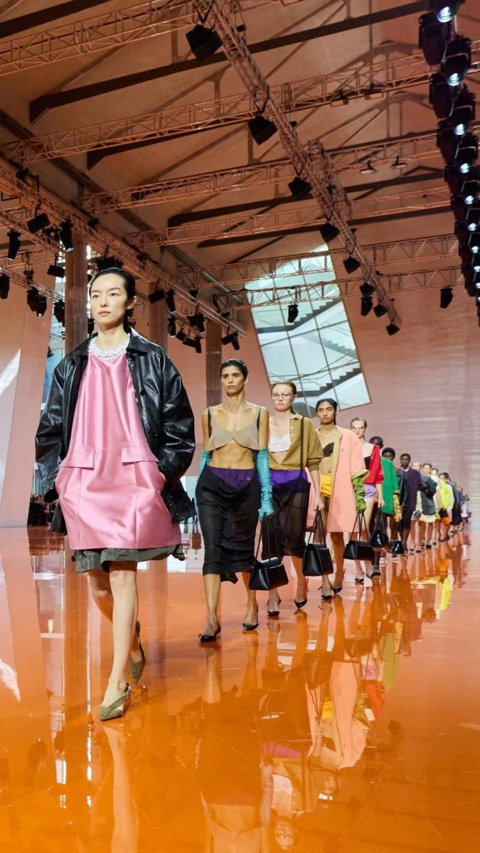 在運動鞋領域,Prada Collapse 運動鞋成為年度最受歡迎款式。這款極致輕盈的鞋款以 Re-Nylon 與麂皮製成,並搭配經復古處理的皮革細節,展現結構感十足的設計語彙。透過多元材質的運用,體現 Prada 一貫的運動精神與工藝美學,打破性別框架,為穿著者提供良好的支撐與舒適度,成功奪下今年最受歡迎運動鞋的稱號。