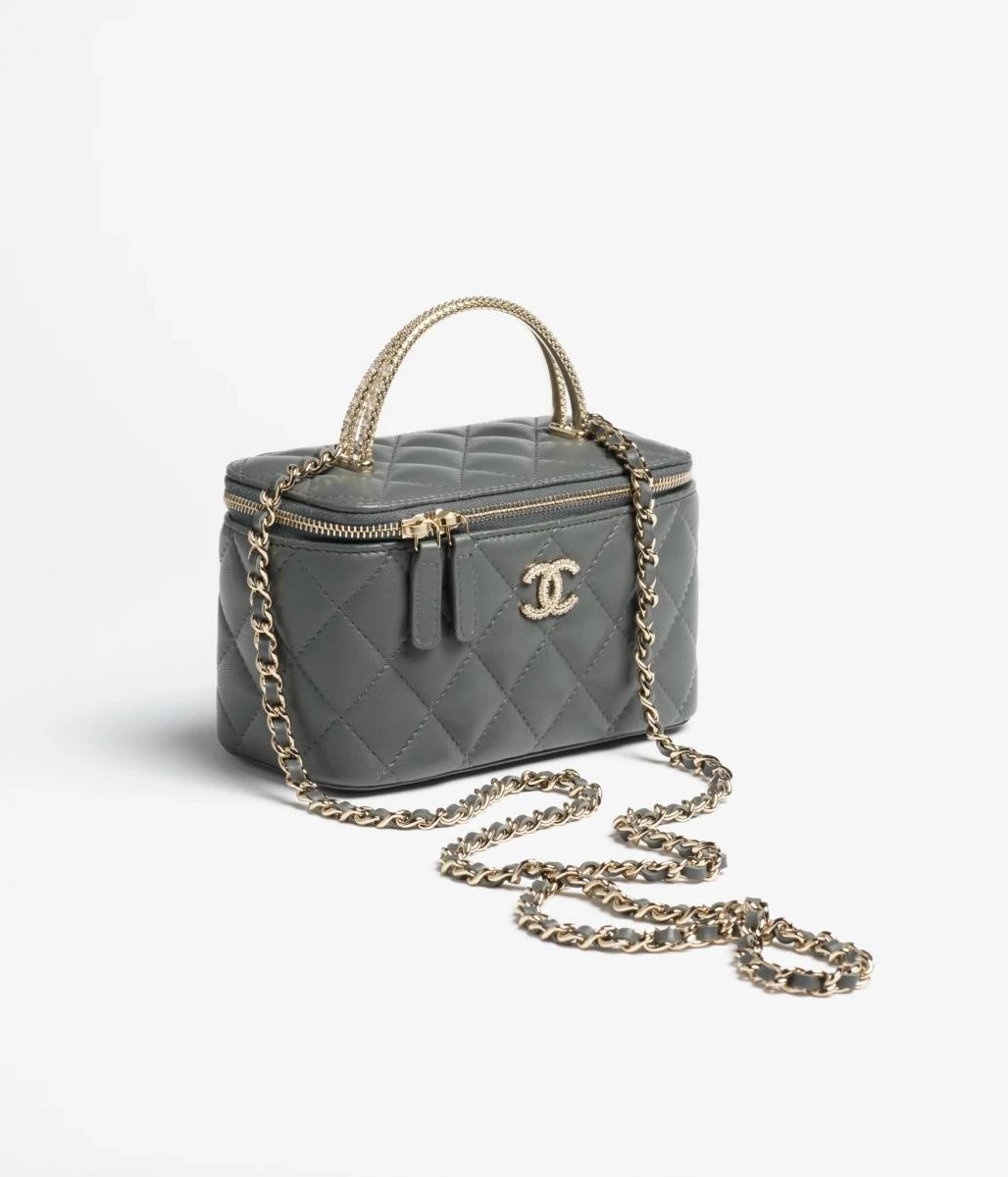 Chanel 化妝盒包一直是許多女孩的心頭好，這次品牌以較為長型的線條為設計，搭配上典雅的灰色系呈現，讓這款包能融入各種搭配之餘，還能帶給女孩好氣質。