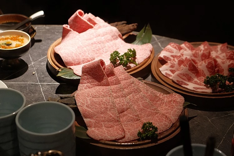 餐廳推出頂級「日本極上帝王蟹雙人套餐」,嚴選北海道活帝王蟹,每隻重達1.3至2公斤,演繹五道截然不同的海味層次