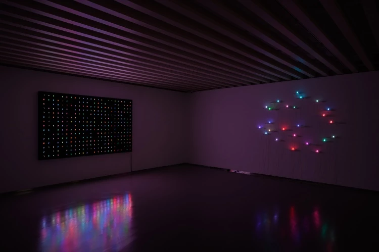 日本當代藝術家宮島達男(Tatsuo Miyajima)台灣首次個展《無盡的生命循環》(Endless Life Cycles)集結5年期間的12件代表作,同場再加演兩件TAO ART現地製作新作品。