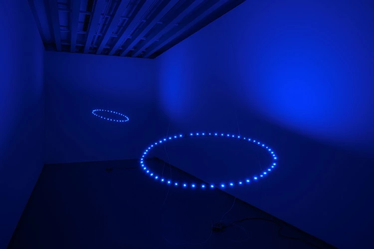 日本又一大師空降台北開展,日本當代藝術家宮島達男(Tatsuo Miyajima)台灣首次個展《無盡的生命循環》(Endless Life Cycles)集結5年期間的12件代表作,同場再加演兩件TAO ART現地製作新作品。