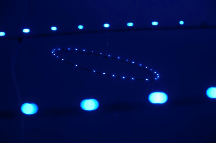 日本又一大師空降台北開展,日本當代藝術家宮島達男(Tatsuo Miyajima)台灣首次個展《無盡的生命循環》(Endless Life Cycles)集結5年期間的12件代表作,同場再加演兩件TAO ART現地製作新作品。