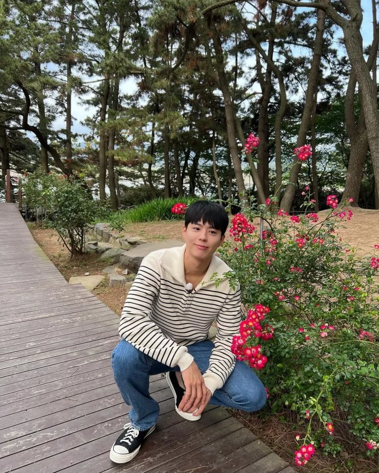 這套是清新休閒的男友風,以奶油白與黑色細條紋的針織衫為主角,搭配開領設計,讓造型多了幾分慵懶感,藍色牛仔褲簡單百搭,與上身的溫柔色調平衡,讓整體更耐看。