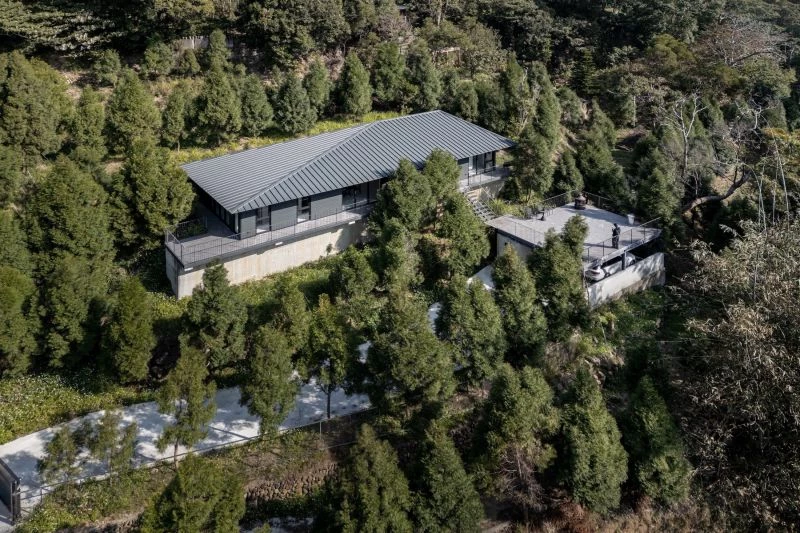 位於新竹縣關西鎮山林間的住宅建築「伴山」，由知名建築設計團隊 Atelier SUPERB 極製設計所操刀，融合地形紋理與建築語彙，打造出一座與自然共生的三層樓量體。這座山林住宅以「低干預、高融合」為核心理念，將建築隱於山勢之中，展現台灣現代山林建築的嶄新可能。不僅獲得多項建築設計獎項肯定，也為山區住宅注入詩意與功能並存的嶄新想像。