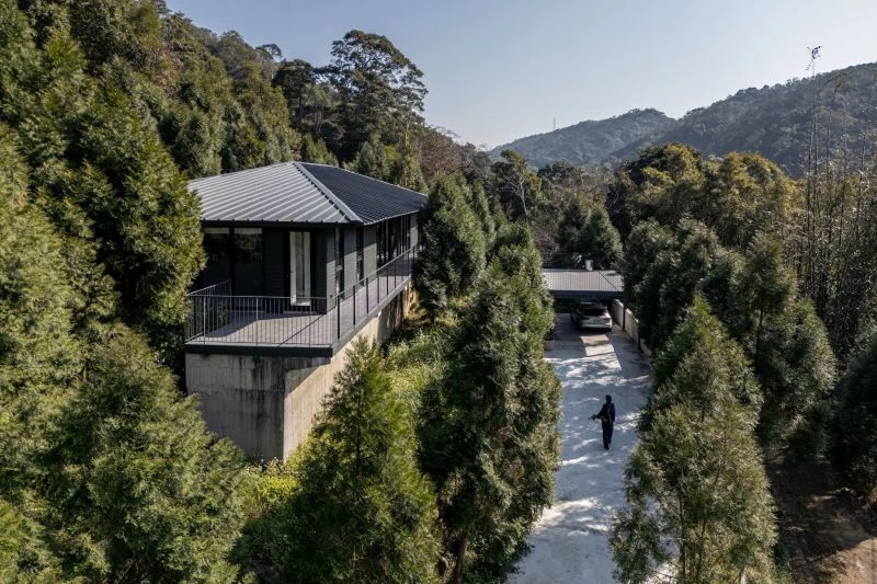 伴山最大的亮點之一，便是其獨特的自然景觀。設計師企圖整合屋頂、外牆與台座為一體，如同嵌於半山腰的原石，以友善的姿態在山中造屋，跳脫台灣山林住宅的本位主義，創造出一棟融於大自然且對環境影響極低的住宅。透過不對稱的四向斜屋頂，在呼應地勢與比例關係的配置下，建築不僅與自然山勢緊密嵌合，更成為另一處可供人喘息的所在。
