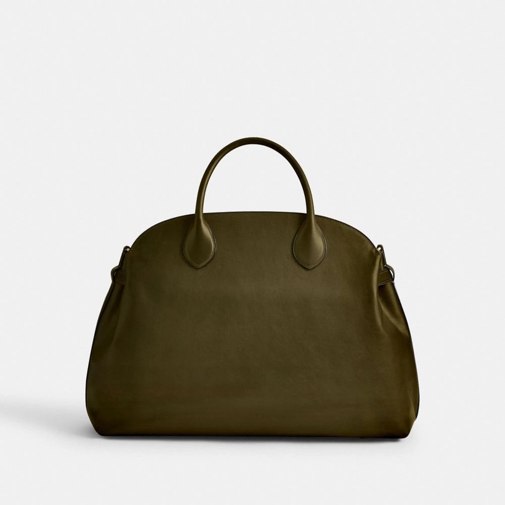 第一款我們想推薦的是「Empire 40 Carryall」這款大包，極簡的外型，搭配上苔綠色的皮革，沒有過多繁瑣的設計，在製作上藉由皮的柔軟型塑出優雅的線條。